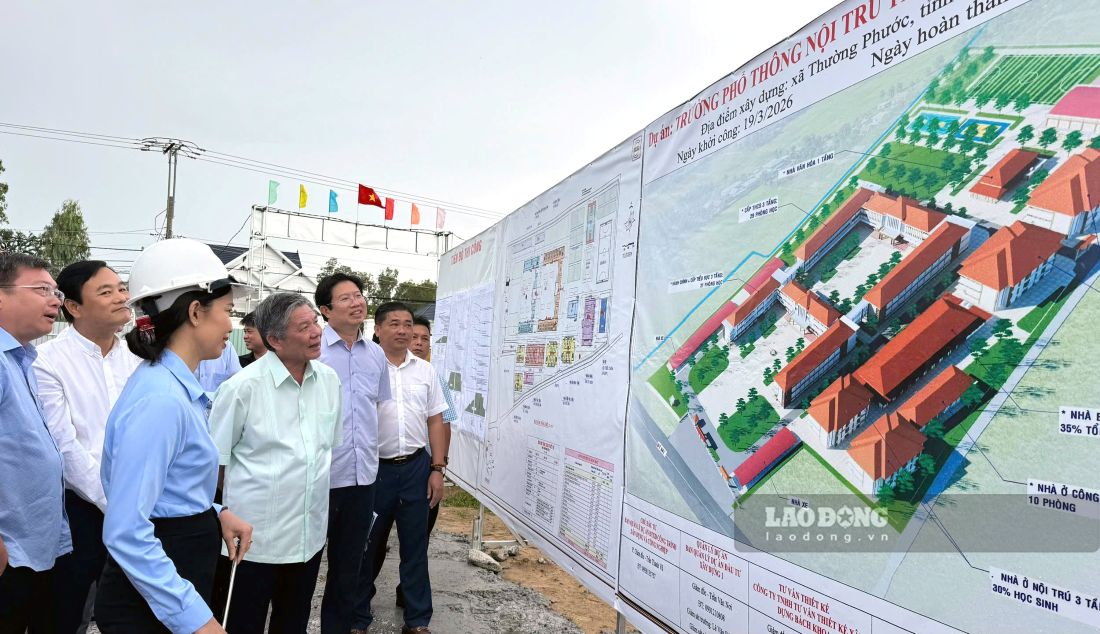 The working delegation visits and learns about the reality at the Thuong Phuoc Primary and Secondary Boarding School project. Photo: Nguyen Tai.