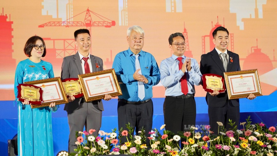 Doctor Bui Trong Nguyen (right cover) receives the Ton Duc Thang Award for his eye-controlled wheelchair initiative. Photo: Mai Anh.