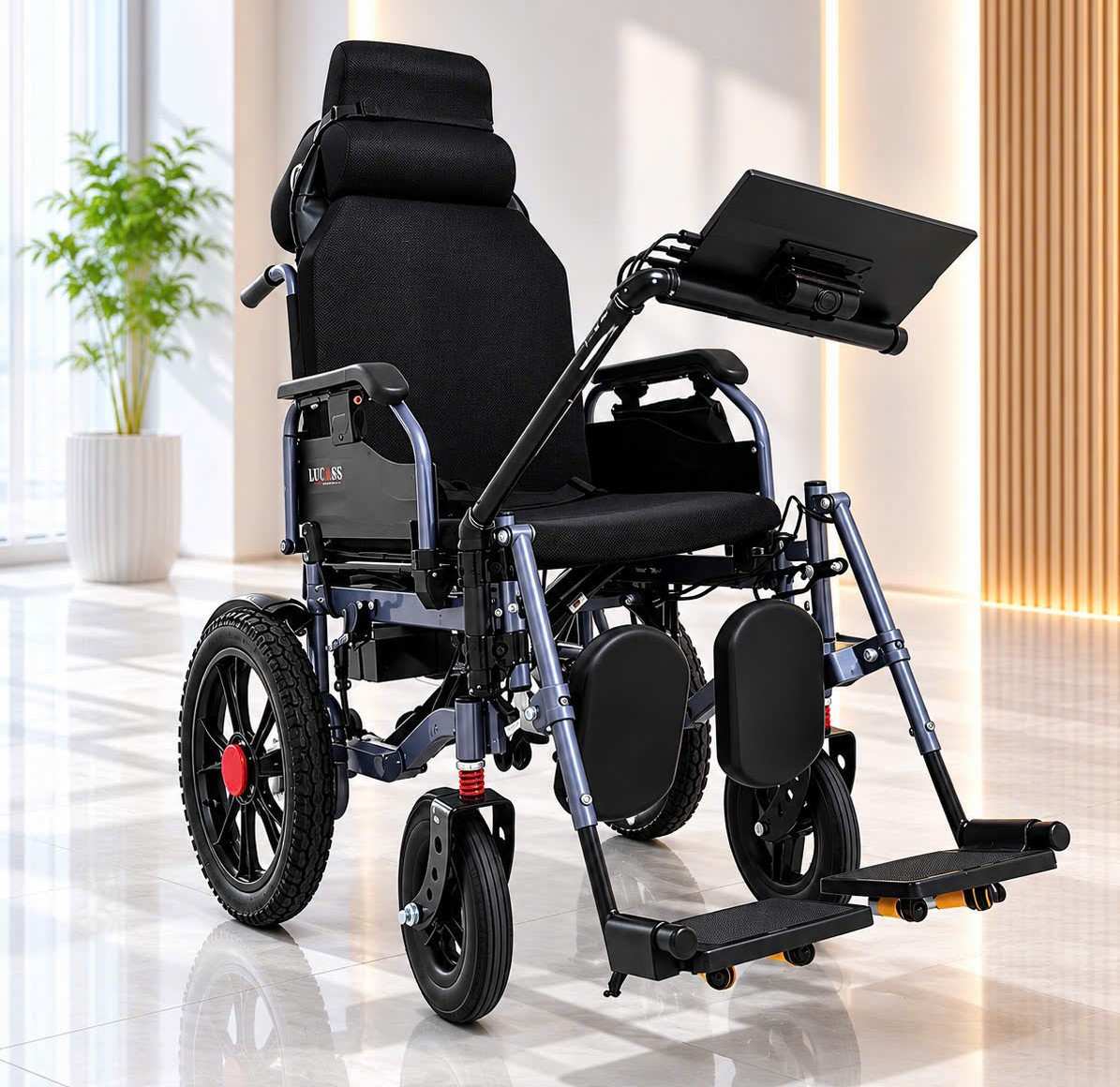 “Xe lăn điều khiển bằng ánh mắt” trao hy vọng cho bệnh nhân đột quỵ. Ảnh: Nhân vật cung cấp.