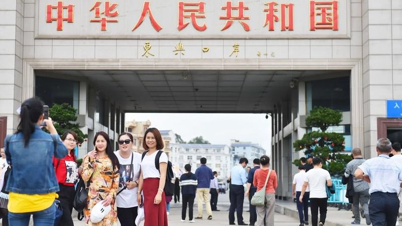 Vietnamese tourists take photos at Dongxing border gate, Guangxi Zhuang Autonomous Region, southern China, March 21, 2019. Photo: Xinhua