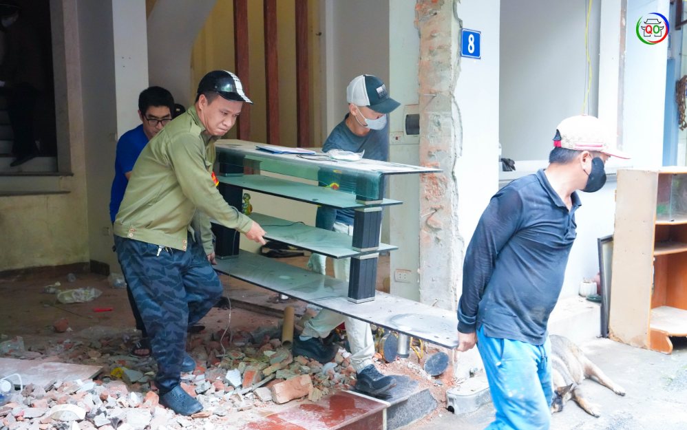 Các lực lượng tham gia cưỡng chế thực hiện nhiệm vụ di chuyển tài sản đảm bảo mặt bằng bàn giao lại cho người trúng đấu giá. Ảnh: Trang thông tin điện tử xã Quốc Oai