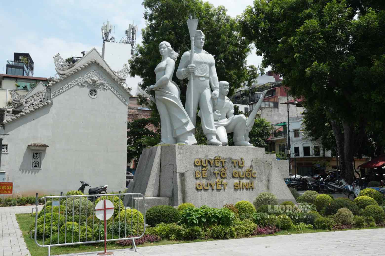 Statue "Determined to die for the Fatherland to live". Photo: Huu Chanh