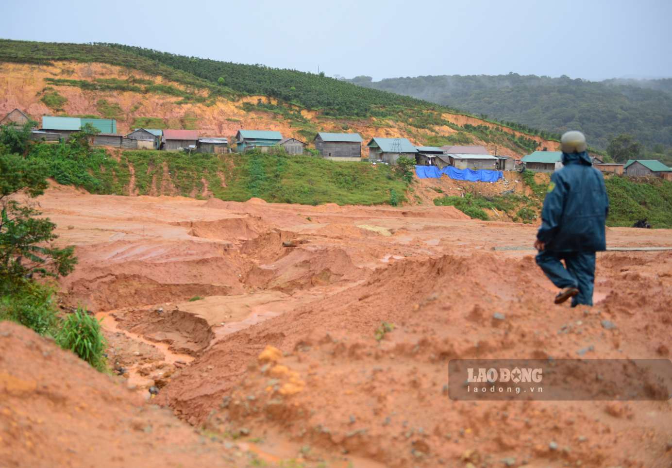 雨季が近づくにつれて地滑りが複雑化し、ドゥンクノ5の住民は不安と心配の中で生活しています。写真:フック・カイン