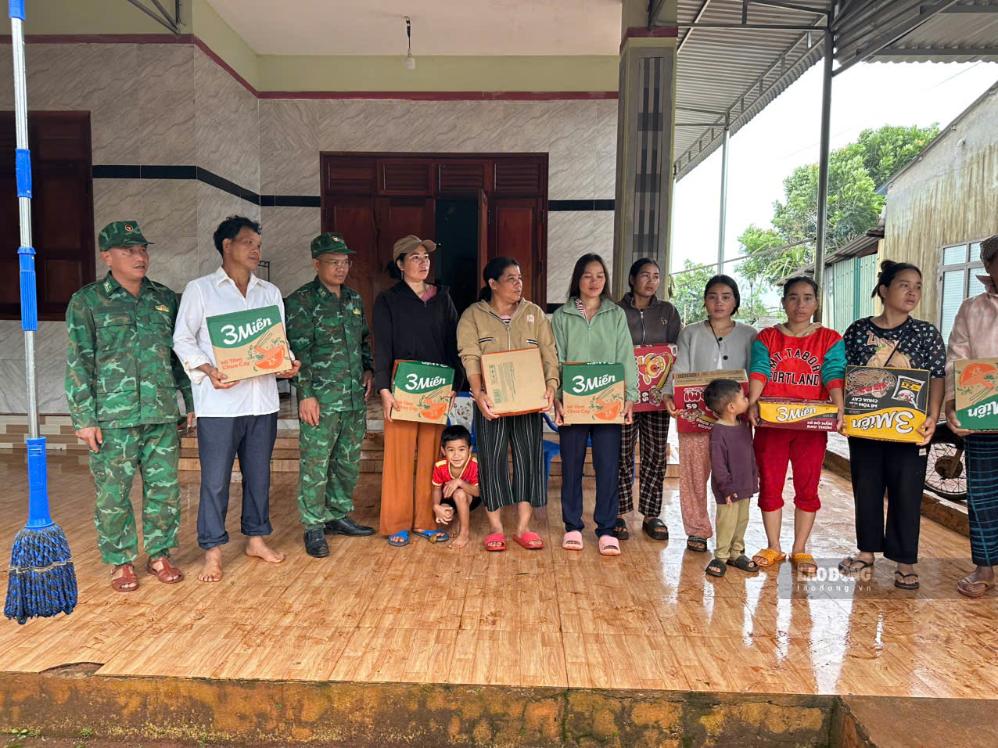 Bộ đội hỗ trợ gạo, mì tôm, nhu yếu phẩm cho người dân bị ảnh hưởng. Ảnh: Thanh Tuấn 