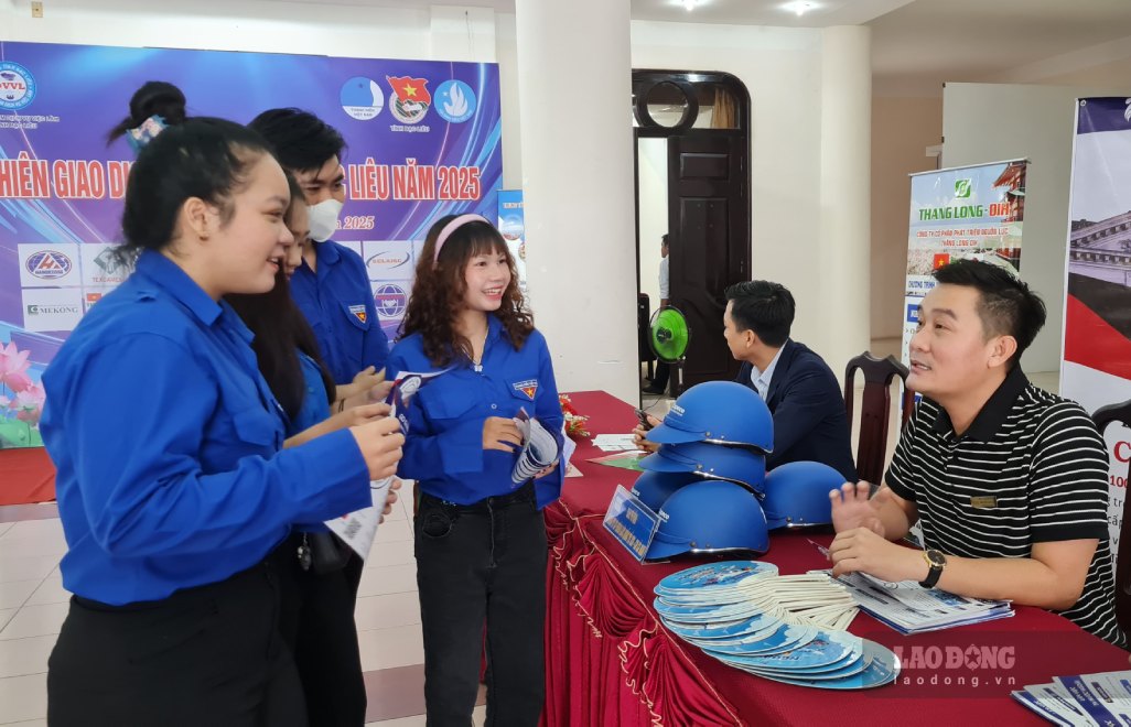 Cà Mau thường xuyên tổ chức tư vấn việc làm cho người lao động. Ảnh: Nhật Hồ.