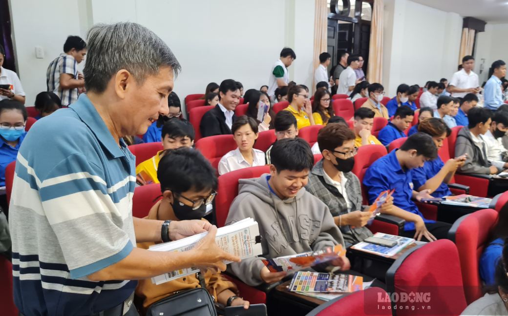 Ca Mau regularly organizes job counseling and labor export. Photo: Nhat Ho.
