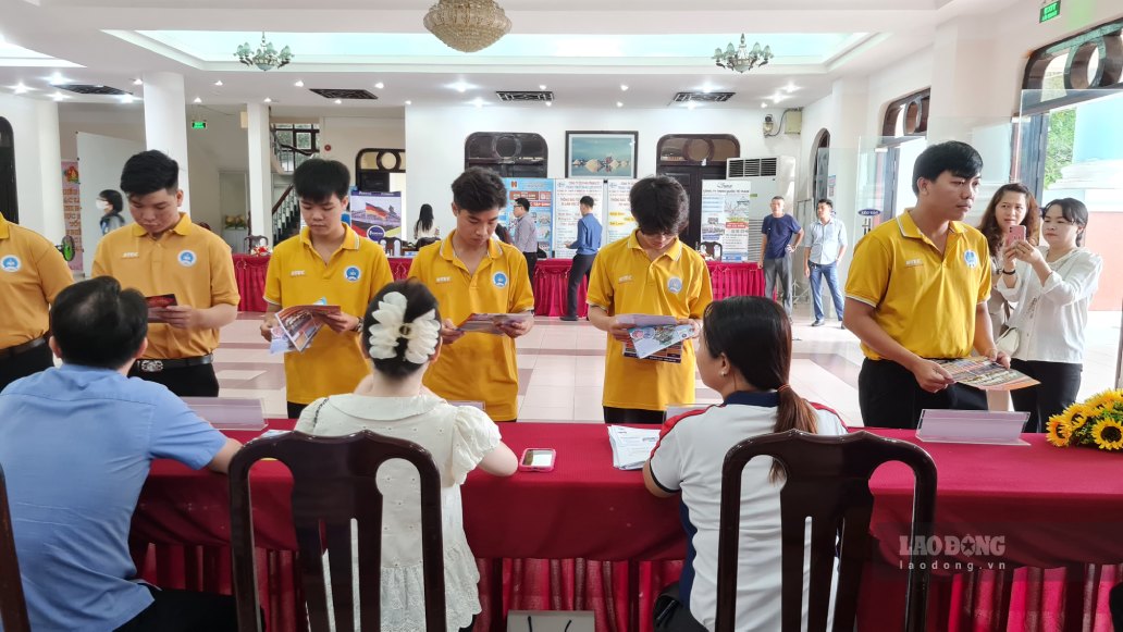 Tư vấn việc làm, xuất khẩu lao động tại Cà Mau. Ảnh: Nhật Hồ.