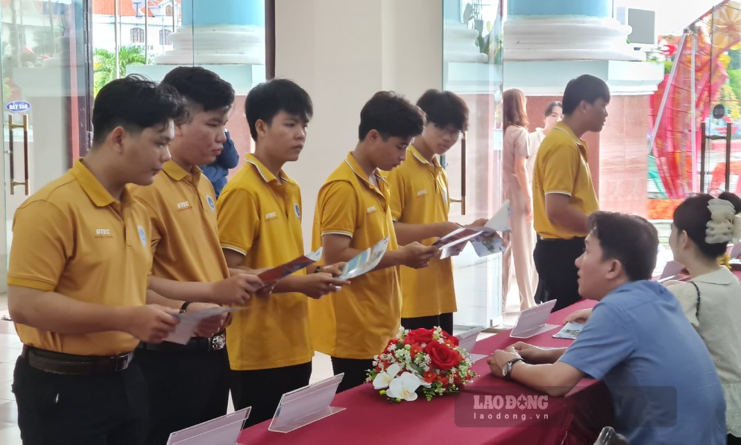 Tư vấn xuất khẩu lao động tại Cà Mau. Ảnh: Nhật Hồ.