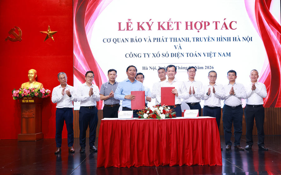 Hanoi Newspaper and Radio and Television Authority and Vietnam Computerized Lottery Company Limited (Vietlott) signed a communication cooperation agreement for the period 2026-2030. Photo: Van Tuyen