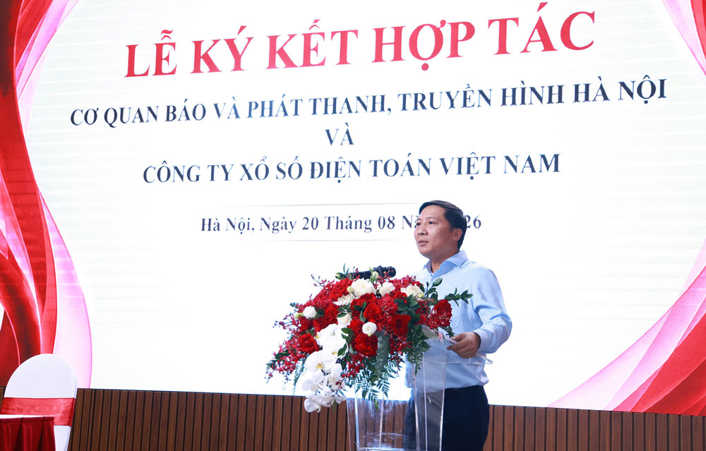 Ông Nguyễn Thanh Liêm, Thành ủy viên, Bí thư Đảng ủy, Giám đốc Cơ quan Báo và Phát thanh, Truyền hình Hà Nội phát biểu tại lễ ký kết. Ảnh: Văn Tuyến