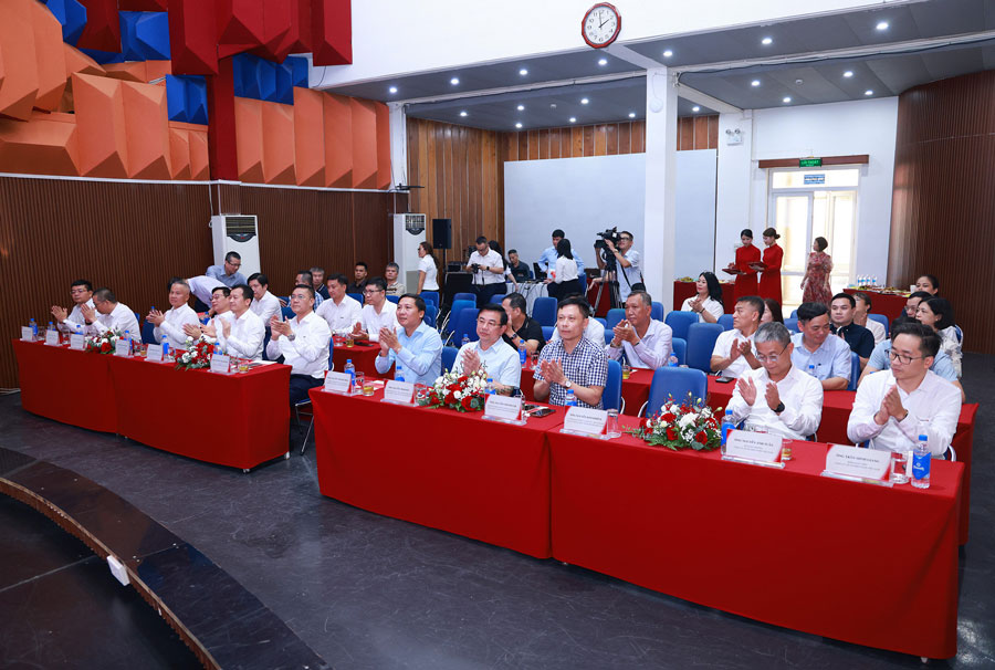 Quang cảnh lễ ký kết. Ảnh: Văn Tuyến