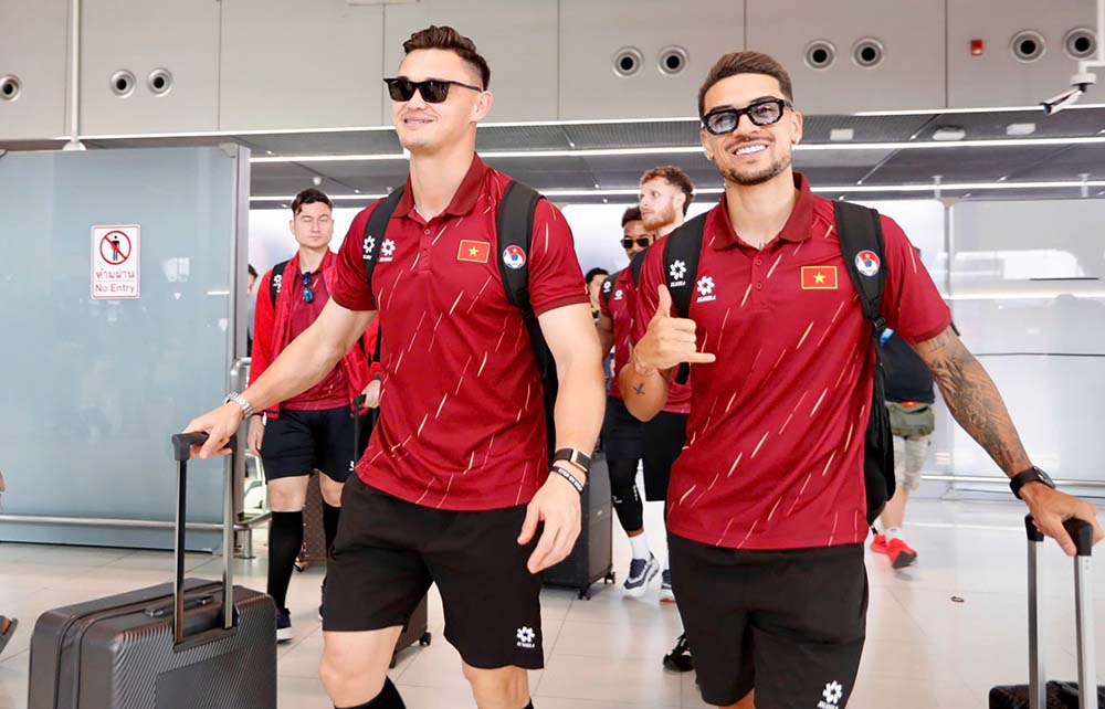 The Vietnamese team arrived in Bangkok on the afternoon of August 20, preparing for the first leg of the ASEAN Cup 2026 final against Thailand. Photo: VFF