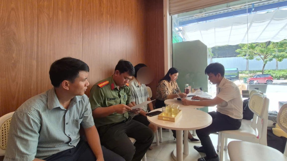 The Phu Quoc special zone advertising inspection team conducts inspections of law compliance in the field of advertising for business establishments on Tran Hung Dao street. Photo: Khanh Van/Phu Quoc Special Zone General Service Center