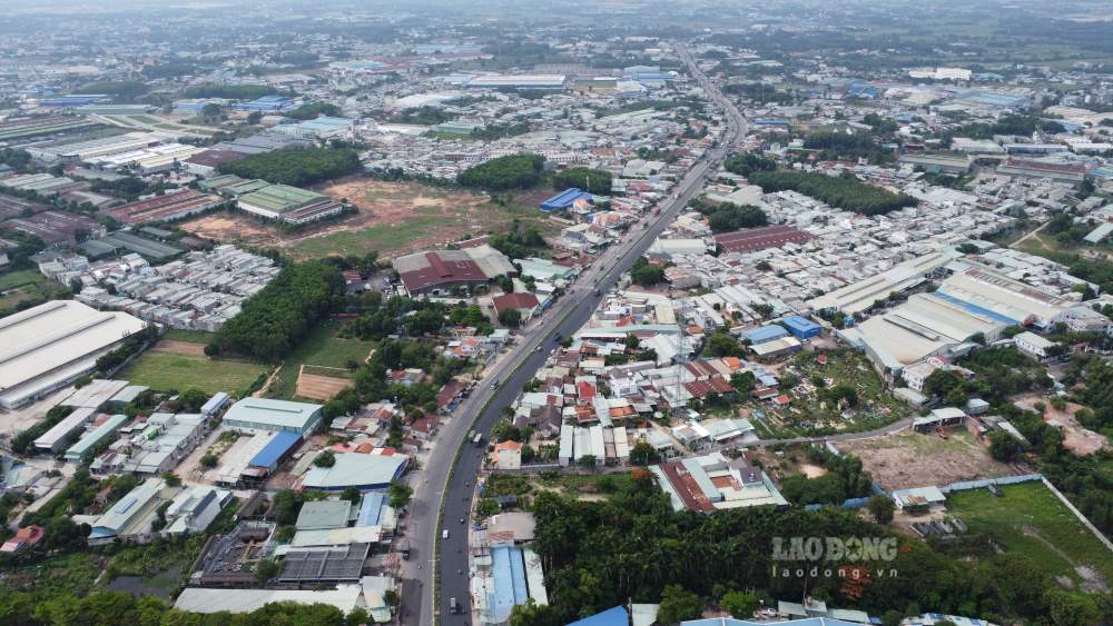 Tan Khanh Ward People's Committee is promoting the mobilization of households to receive compensation money and hand over land to build the expressway project. Photo: Dinh Trong