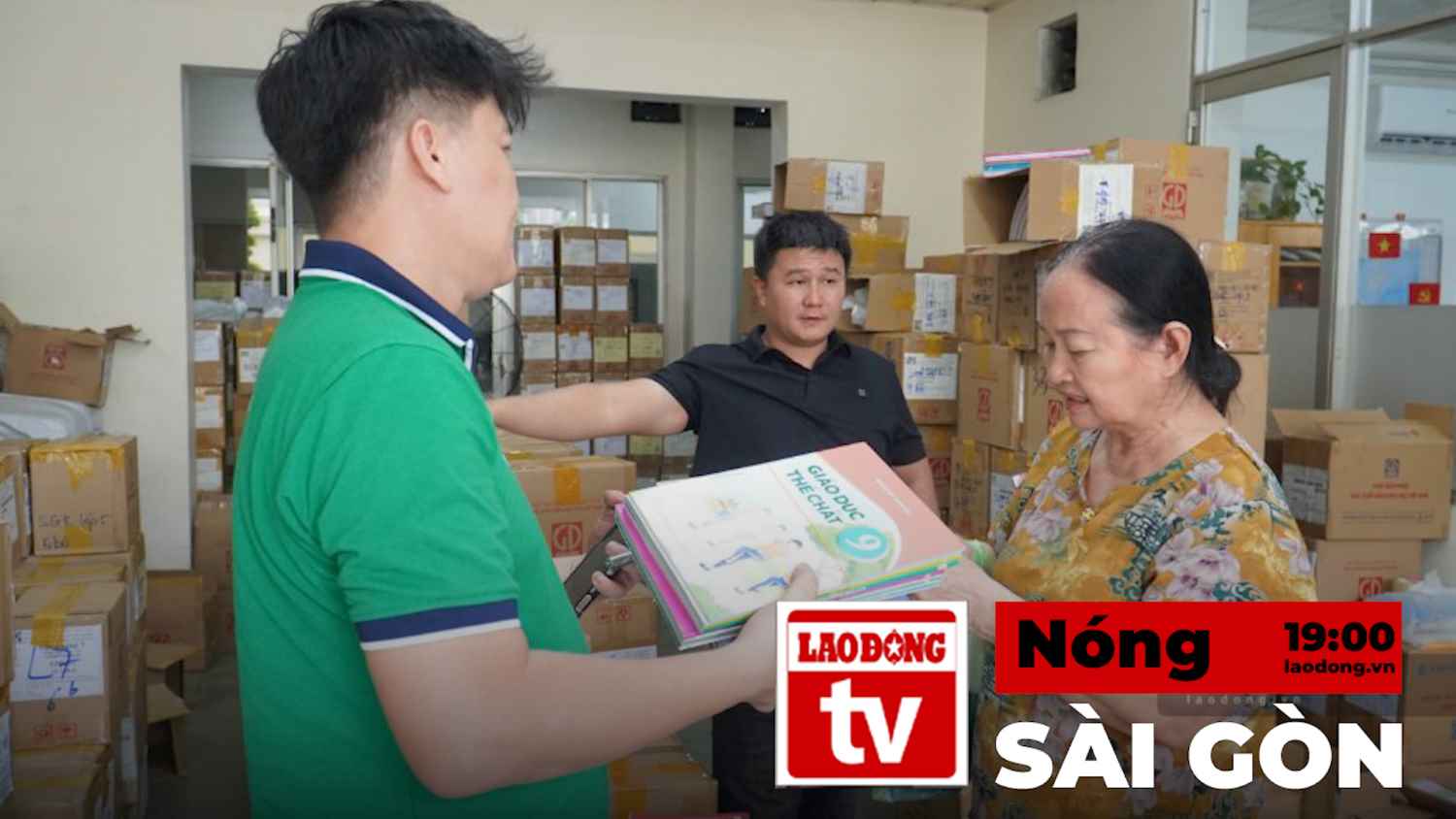 Hot Saigon: Ho Chi Minh City parents run around 20km, queuing to buy textbooks