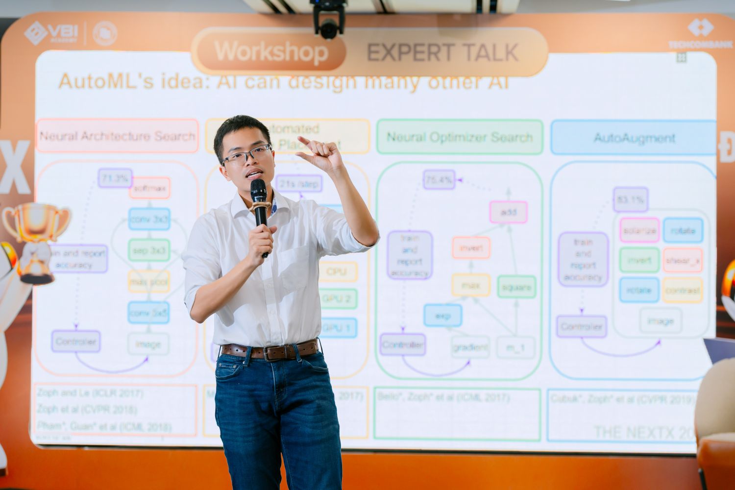 TS. Phạm Hy Hiếu chia sẻ câu chuyện về AutoML trong buổi workshop Expert Talk của The NextX. Ảnh: Techcombank