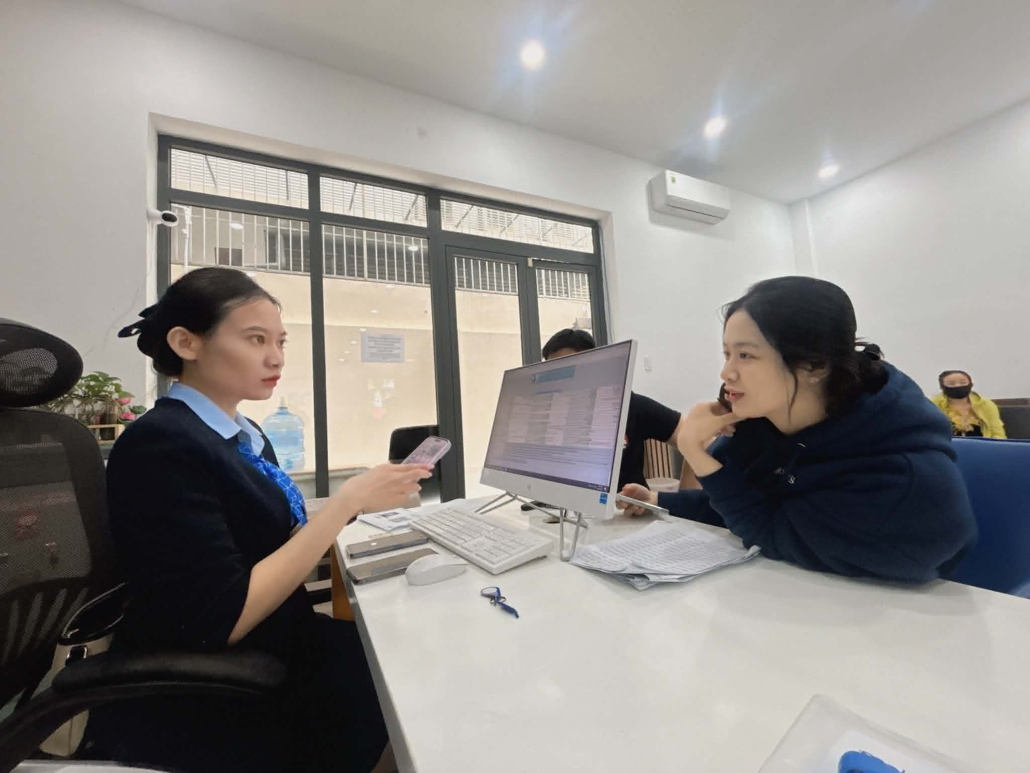 Trước thời hạn bị thu hồi SIM, nhiều khách hàng đã đến các cửa hàng để xác thực thông tin thuê bao. Ảnh: Nguyễn Đăng
