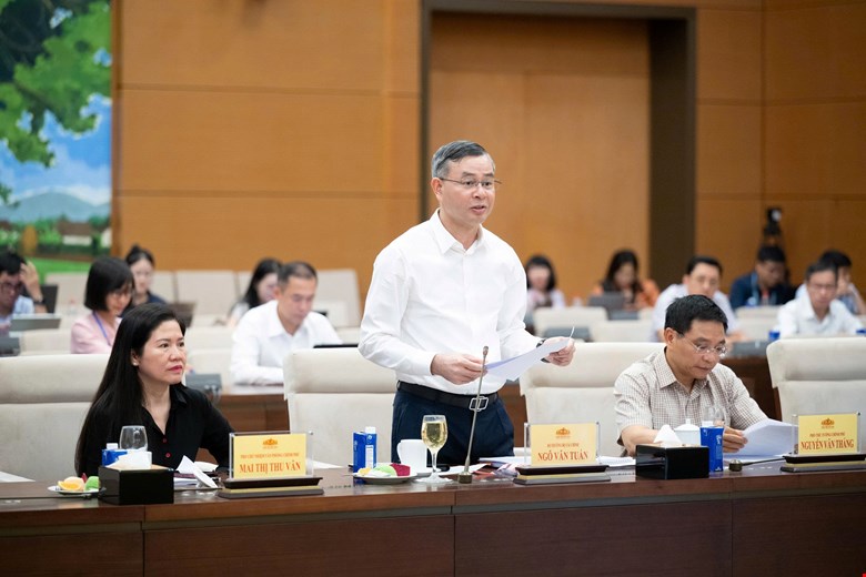 응오 반 뚜언 중앙당 위원, 재무부 장관이 개인 소득세, 법인 소득세 감면에 관한 국회 결의안 프로젝트 보고서를 발표하고 있습니다. 사진: Quochoi. vn