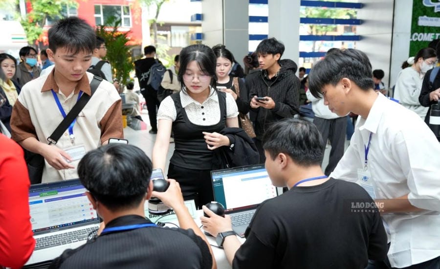 Students learn about recruitment information at the Job Fair held at Ho Chi Minh City Open University in early July 2026. Photo: Chan Phuc