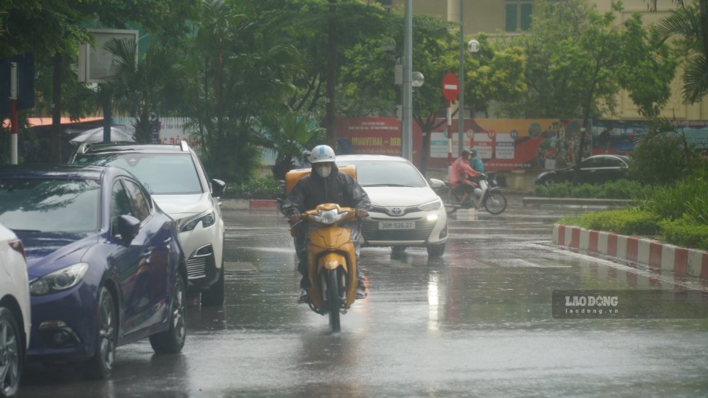 Weather forecast for tomorrow, August 21, Hanoi at night and morning with moderate rain and thunderstorms. Photo: Minh Vu