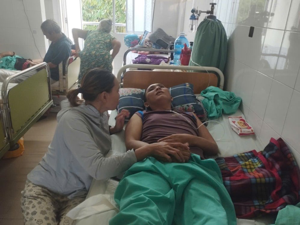 Ms. Hong hopes to receive help so that her husband has money for treatment and her two young children can go to school fully. Photo: Character provided
