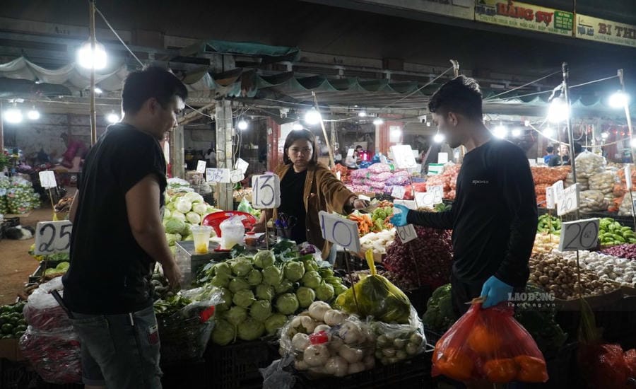 Goods arriving at Hoc Mon wholesale market are abundant, supply is maintained stably. Photo: Ngoc Le