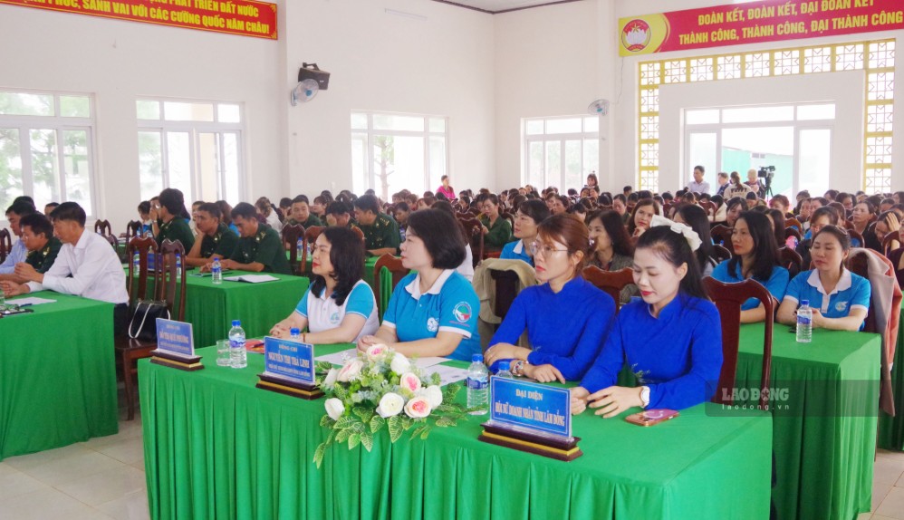 Les délégués ont participé à la cérémonie de lancement du programme "Accompagner les femmes frontalières" pour la période 2026-2030 dans la commune frontalière de Quảng Trực. Photo: Văn Hoàn