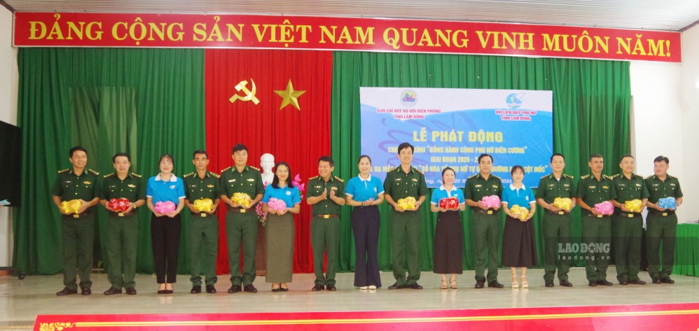 Ra mắt mô hình “Heo đất Biên cương”, góp phần huy động nguồn lực chăm lo cho phụ nữ, trẻ em và các gia đình khó khăn vùng biên giới. Ảnh: Văn Hoàn