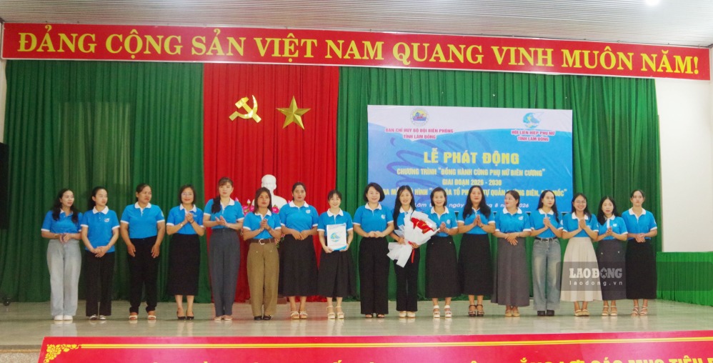 Mô hình “Số hóa Tổ phụ nữ tự quản đường biên, cột mốc” được ra mắt. Ảnh: Văn Hoàn