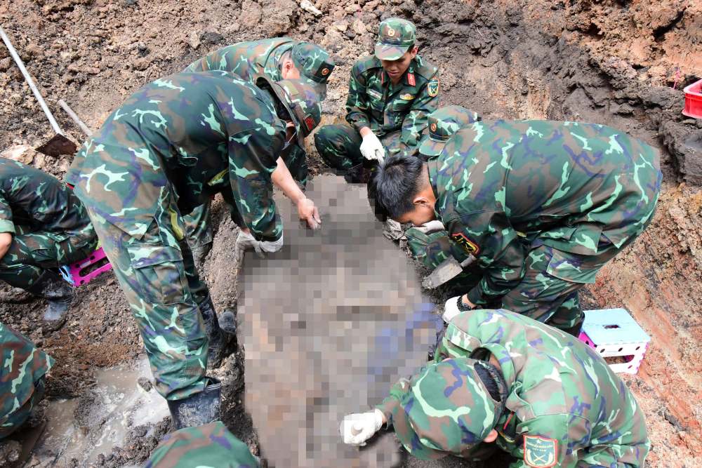 Functional forces expand the scope of searching for and repatriating martyrs' remains in Zone B, Le Thi Rieng Park. Photo: Ho Chi Minh City Command