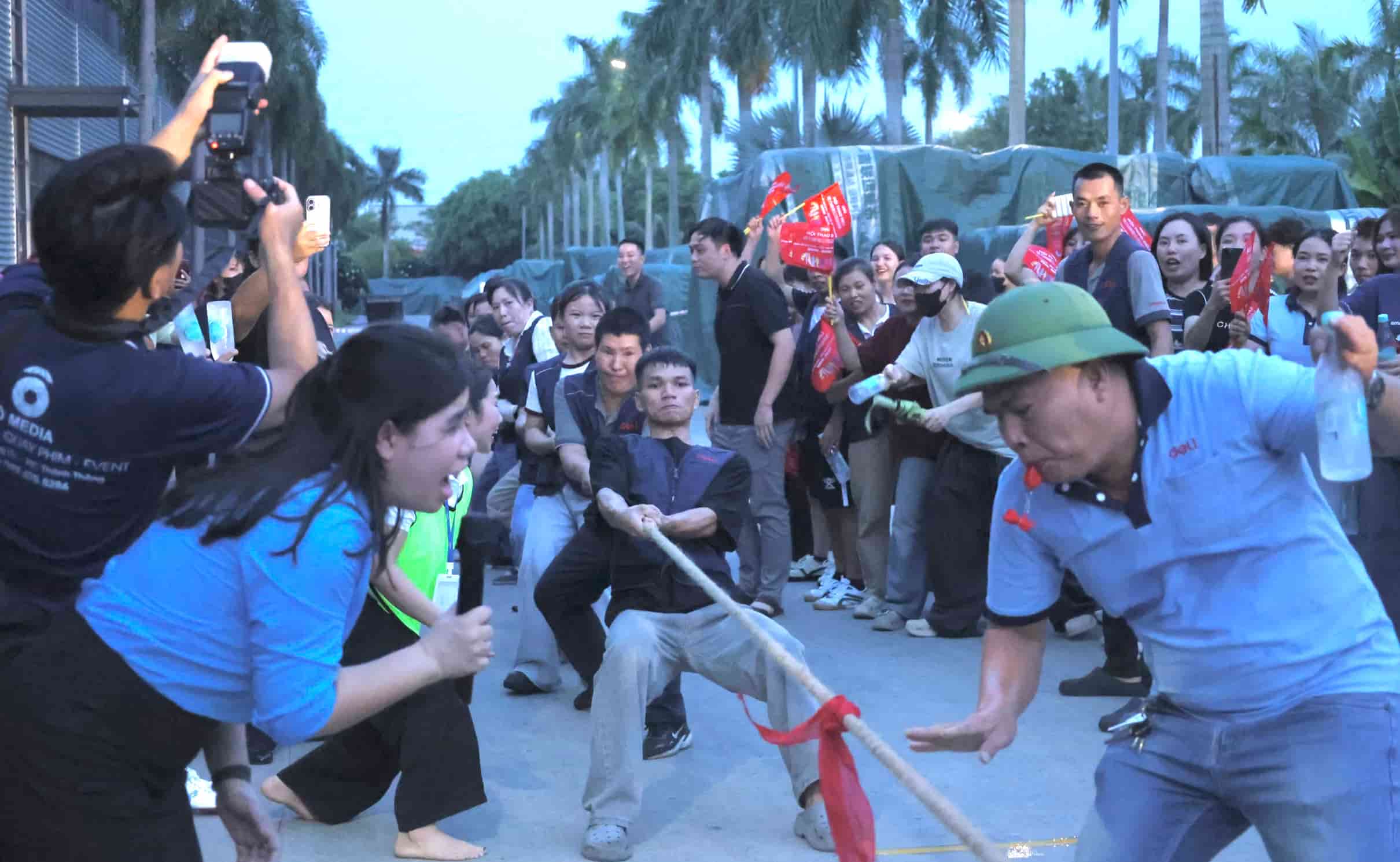 Người lao động tham gia môn thi kéo co. Ảnh: 