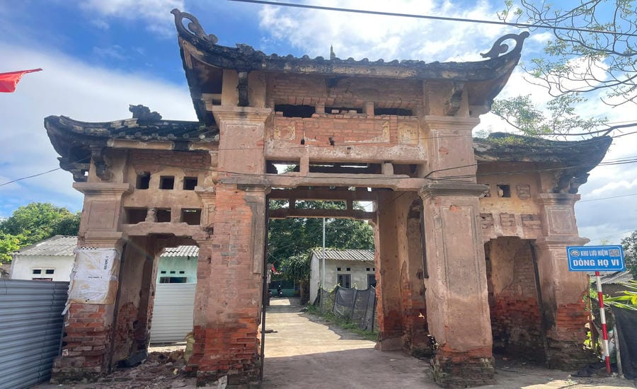 Tổng đốc Vi Văn Định xây dựng biệt phủ từ đầu thế kỷ 20. Trải qua thăng trầm, hiện nay khu biệt phủ chỉ còn lại 2 cổng cách nhau khoảng 30m. Ảnh: Khánh Linh