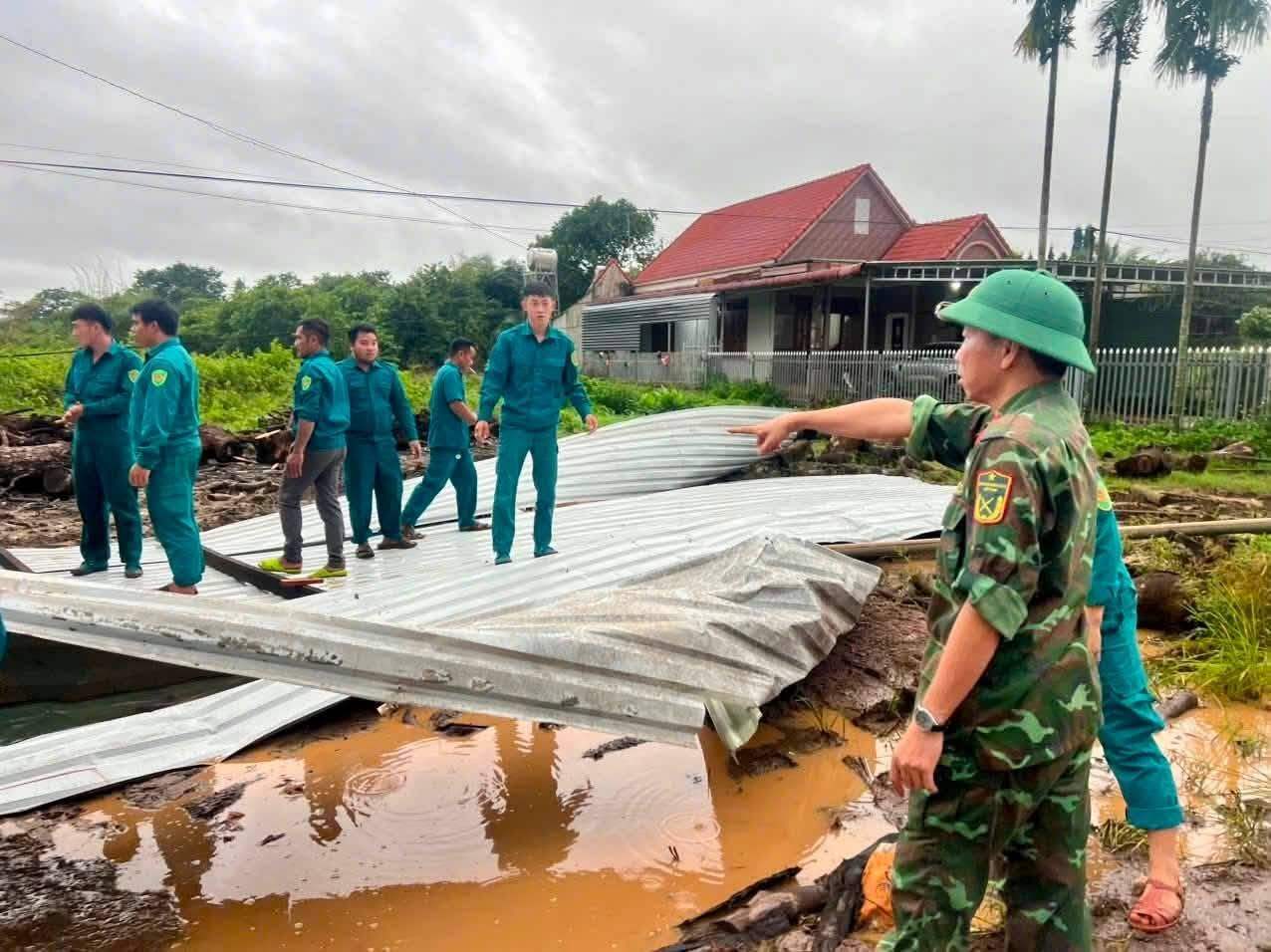 Tornadoes blew off the roofs of people's houses in Tho Son commune, Dong Nai city. Photo: Tho Son Commune Military Command
