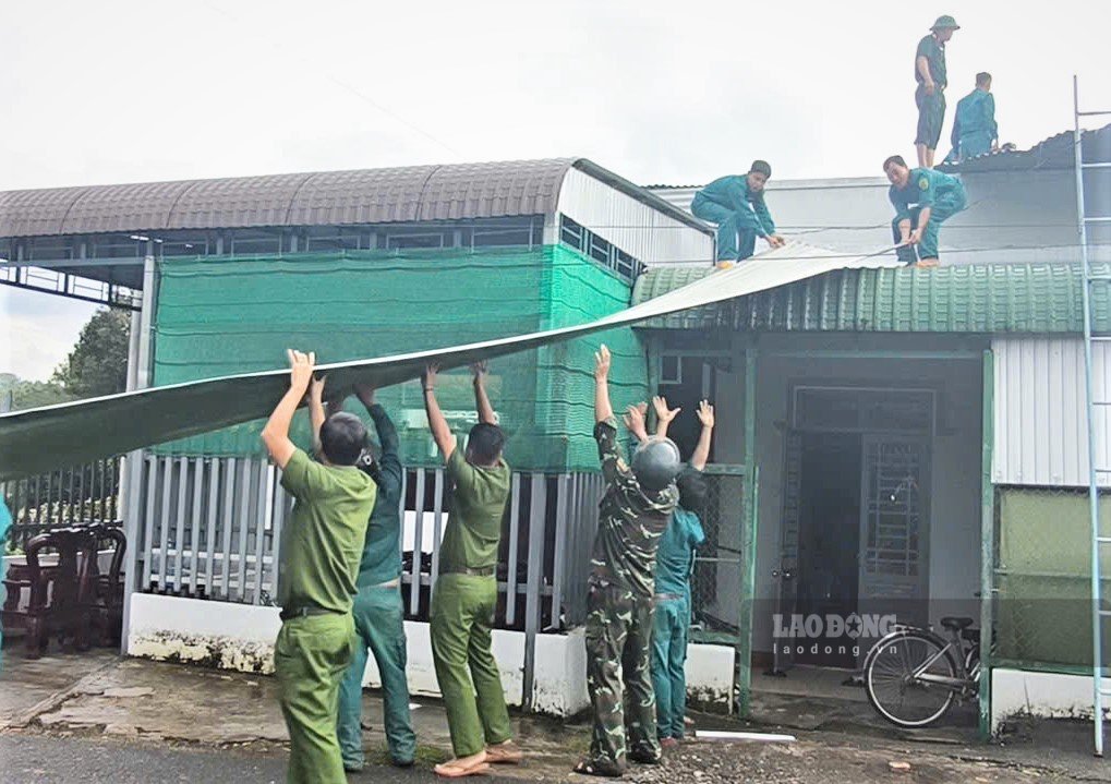 Các lực lượng tập trung hỗ trợ người dân khắc phục hậu quả thiên tai. Ảnh: Phúc Khánh