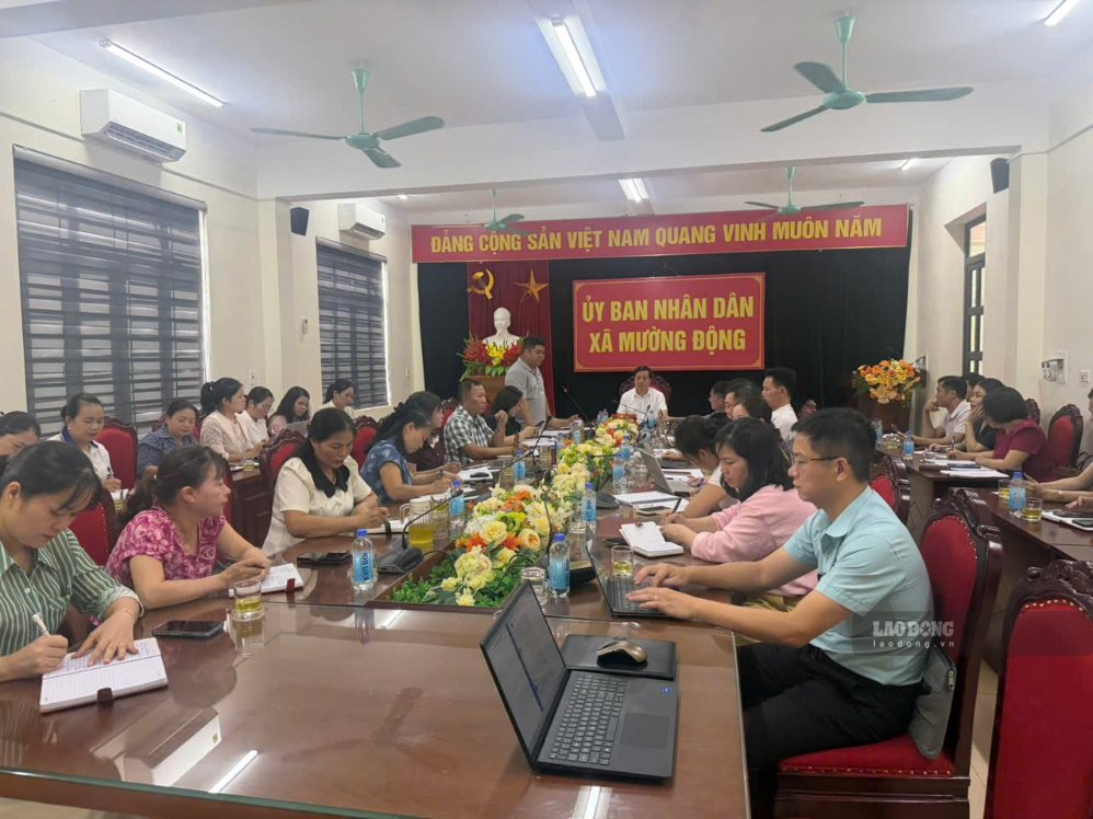 Muong Dong commune, Phu Tho province held a meeting on arranging schools on the afternoon of August 20. Photo: Xuyen Dong