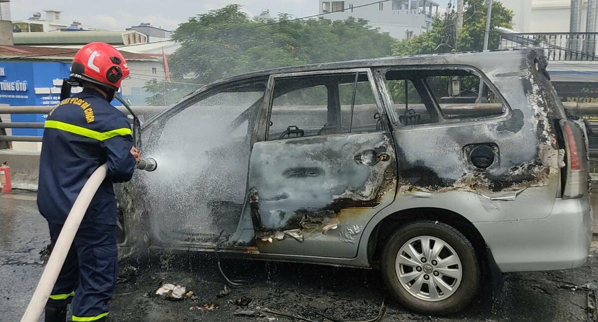 Scene of the car fire at Nguyen Van Linh overpass. Photo: Hai Phong City Police