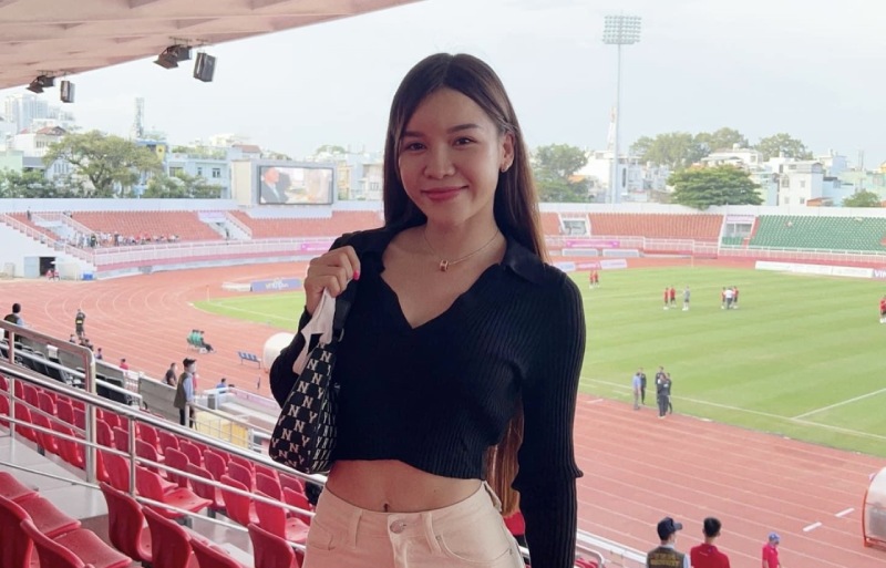 Beauty Yen Xuan always accompanies goalkeeper Dang Van Lam. Photo: NVCC