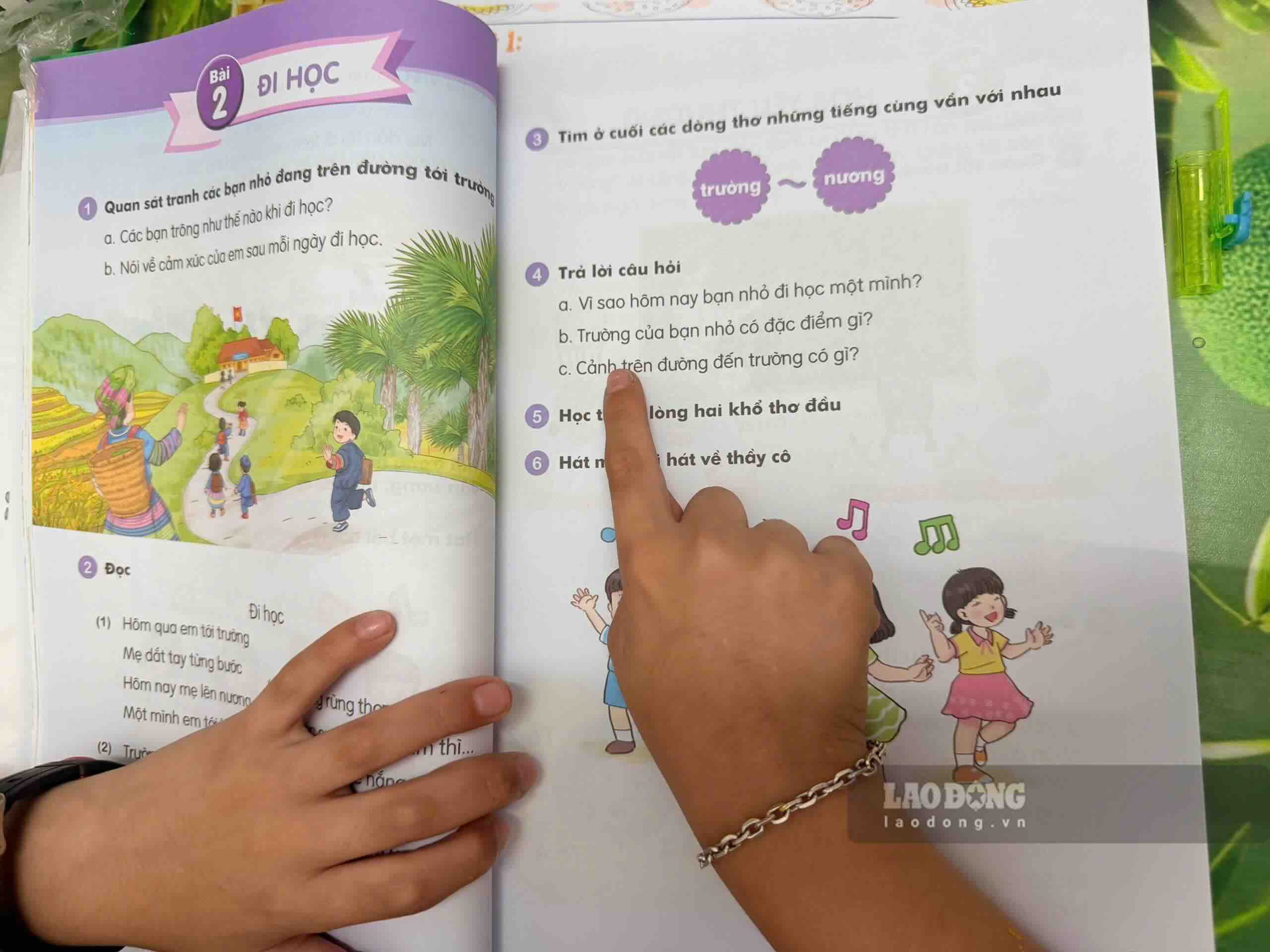 Nhiều phụ huynh tại Quảng Trị đang thiếu một số đầu sách giáo khoa để chuẩn bị cho con. Ảnh: Công Sáng