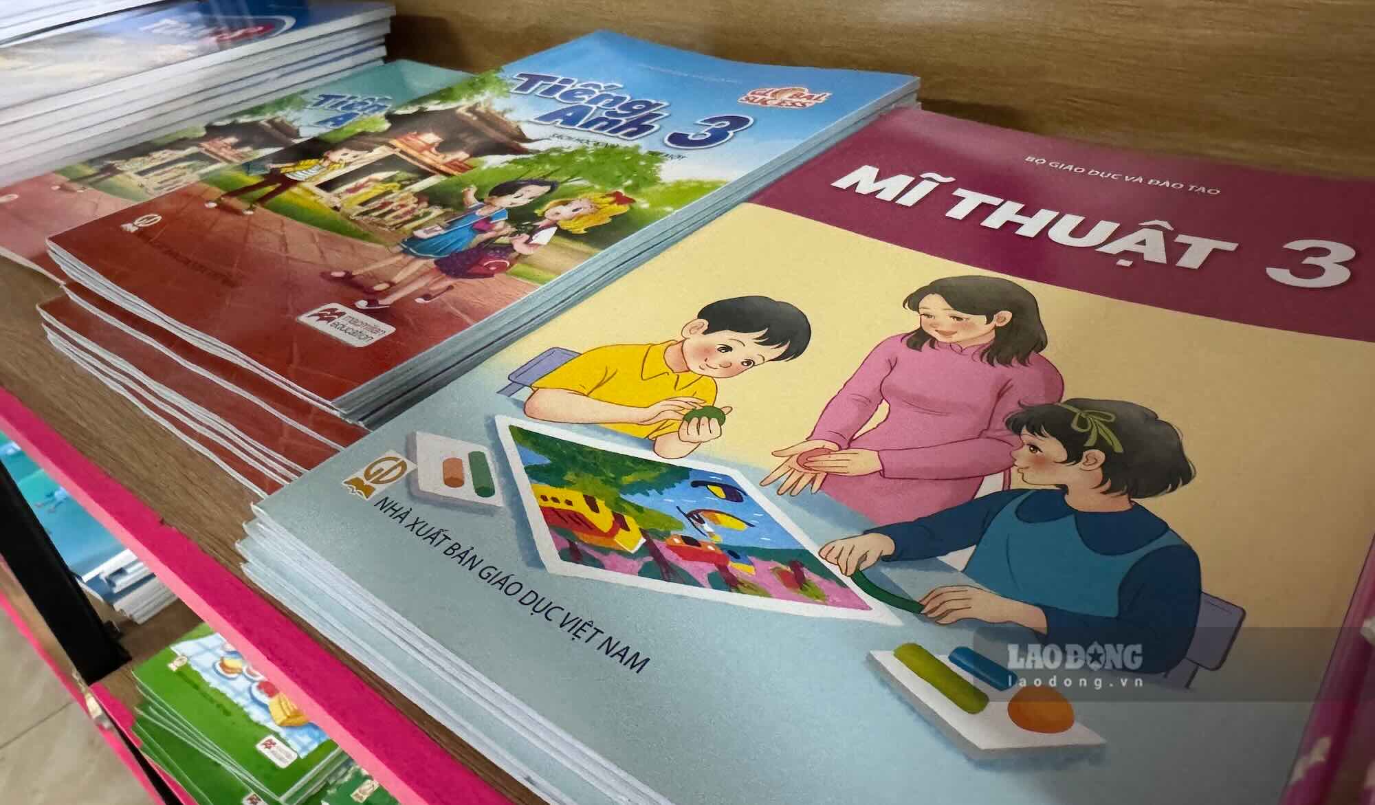 Many textbooks are not available, parents are worried as the new school year approaches. Photo: Cong Sang