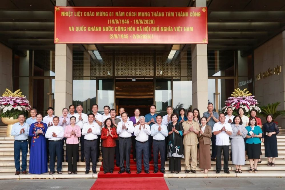 El Comité Permanente del Comité Central del Frente de la Patria de Vietnam organizó una reunión amistosa con la participación de los camaradas líderes de la Asamblea Nacional, el Gobierno y el Comité Central del Frente de la Patria de Vietnam con los diputados de la Asamblea Nacional de la XVI legislatura pertenecientes al bloque del Frente en el nivel central y local. Foto: Quang Vinh/MTTQ