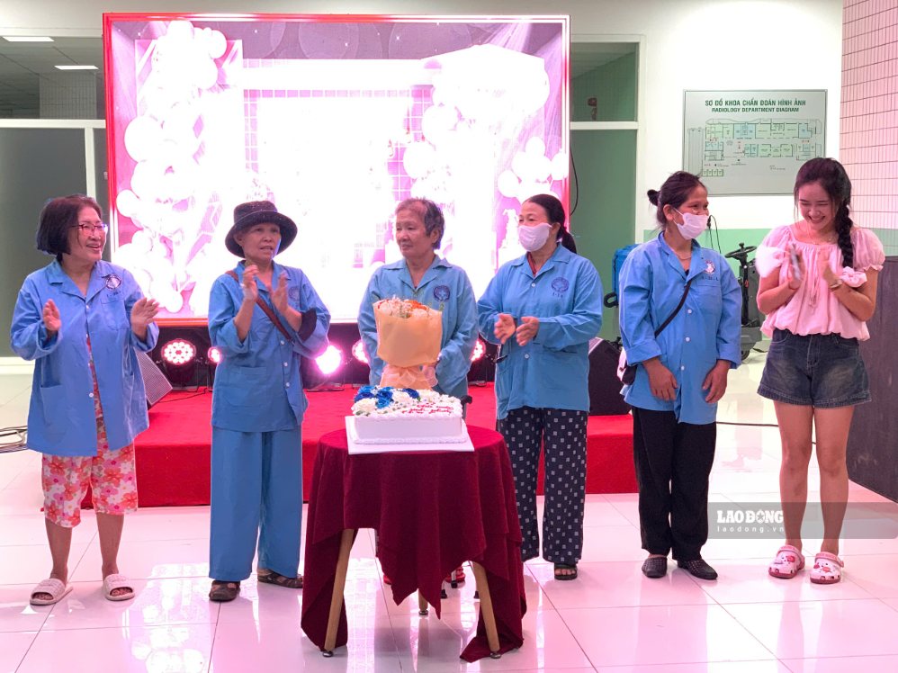 Các bệnh nhân sinh tháng 8 cùng tham gia chương trình sinh nhật ấm áp tại bệnh viện. Ảnh: Thanh Huyền