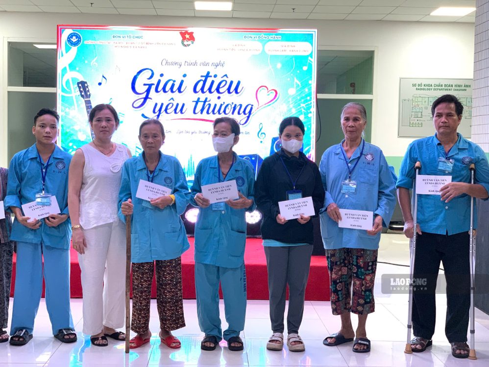 Các phần quà đến từ nhà hảo tâm được trao cho các bệnh nhân có hoàn cảnh khó khăn. Ảnh: Thanh Huyền
