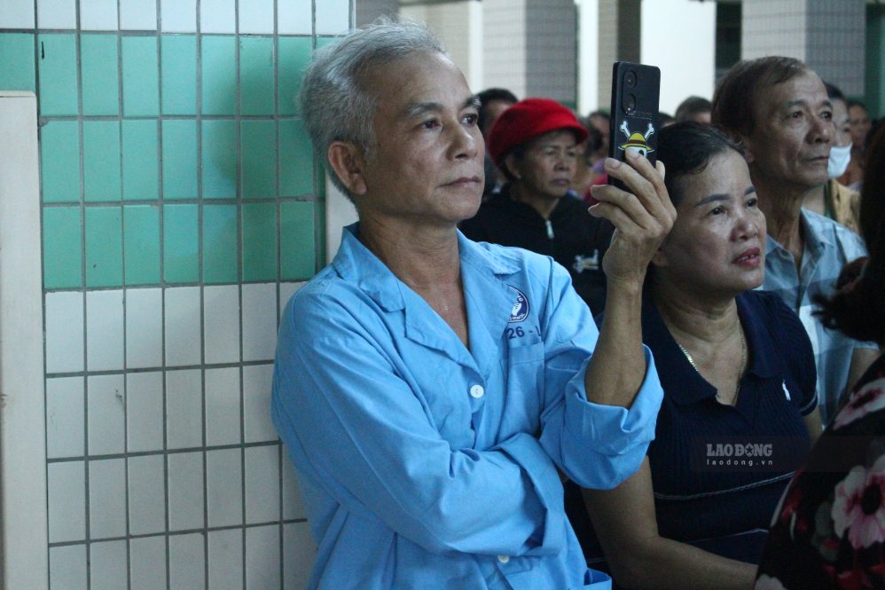Các tiết mục văn nghệ mang đến không khí vui tươi cho người bệnh đang điều trị tại bệnh viện. Ảnh: Thanh Huyền