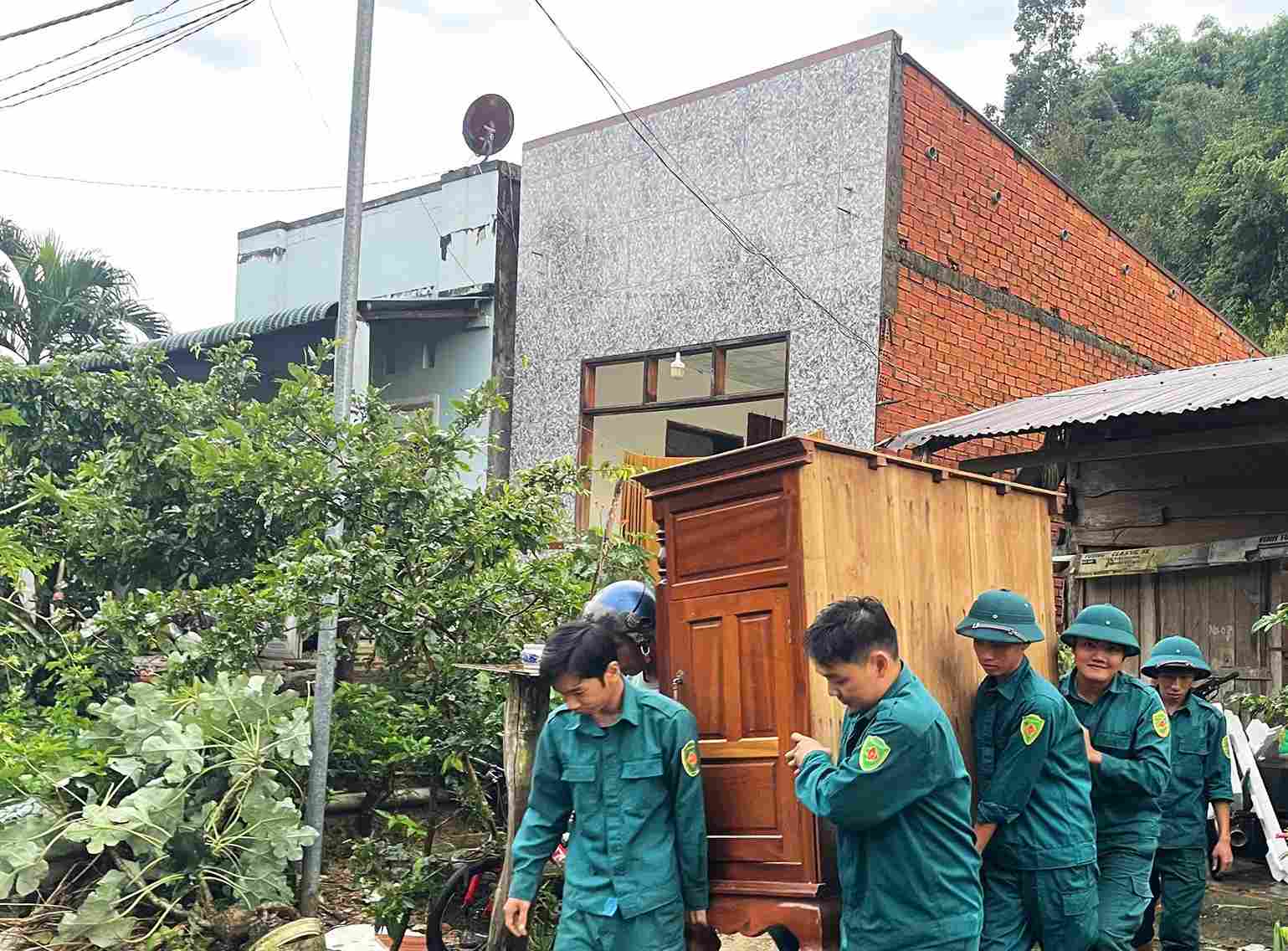 Các lực lượng hỗ trợ người dân khắc phục hậu quả thiên tai. Ảnh: Phúc Khánh