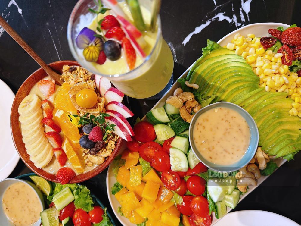 A breakfast rich in fiber and low-fat protein can contribute to controlling uric acid levels. Photo: Tra My
