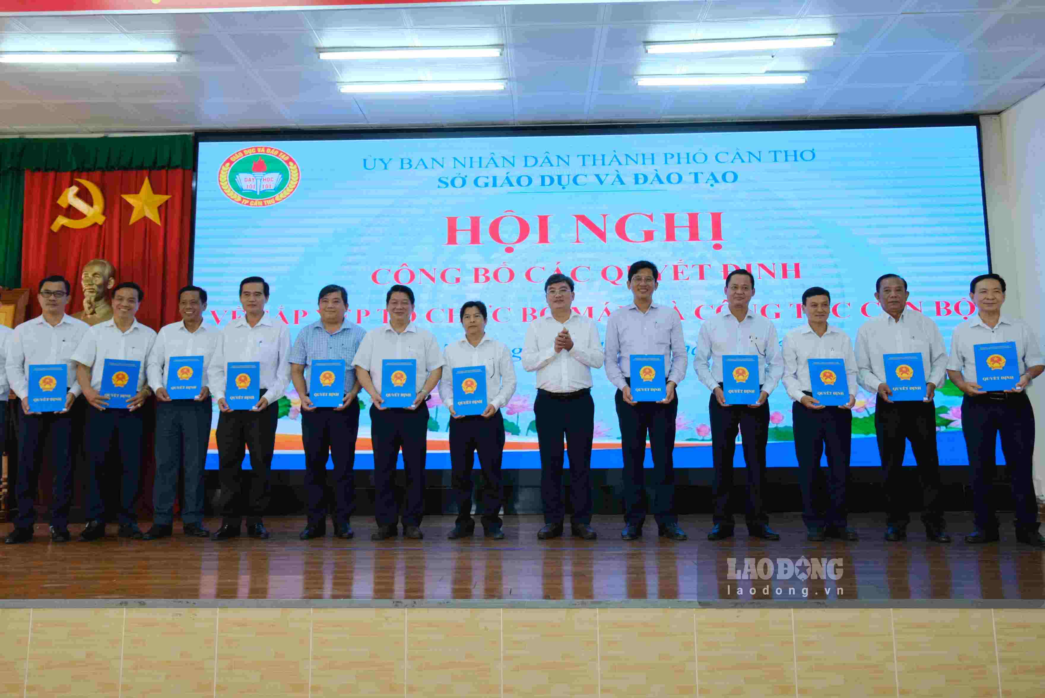 Phó Giám đốc Sở Nội vụ TP Cần Thơ Lâm Tiến Thạch trao quyết định về công tác cán bộ. Ảnh: Mỹ Ly