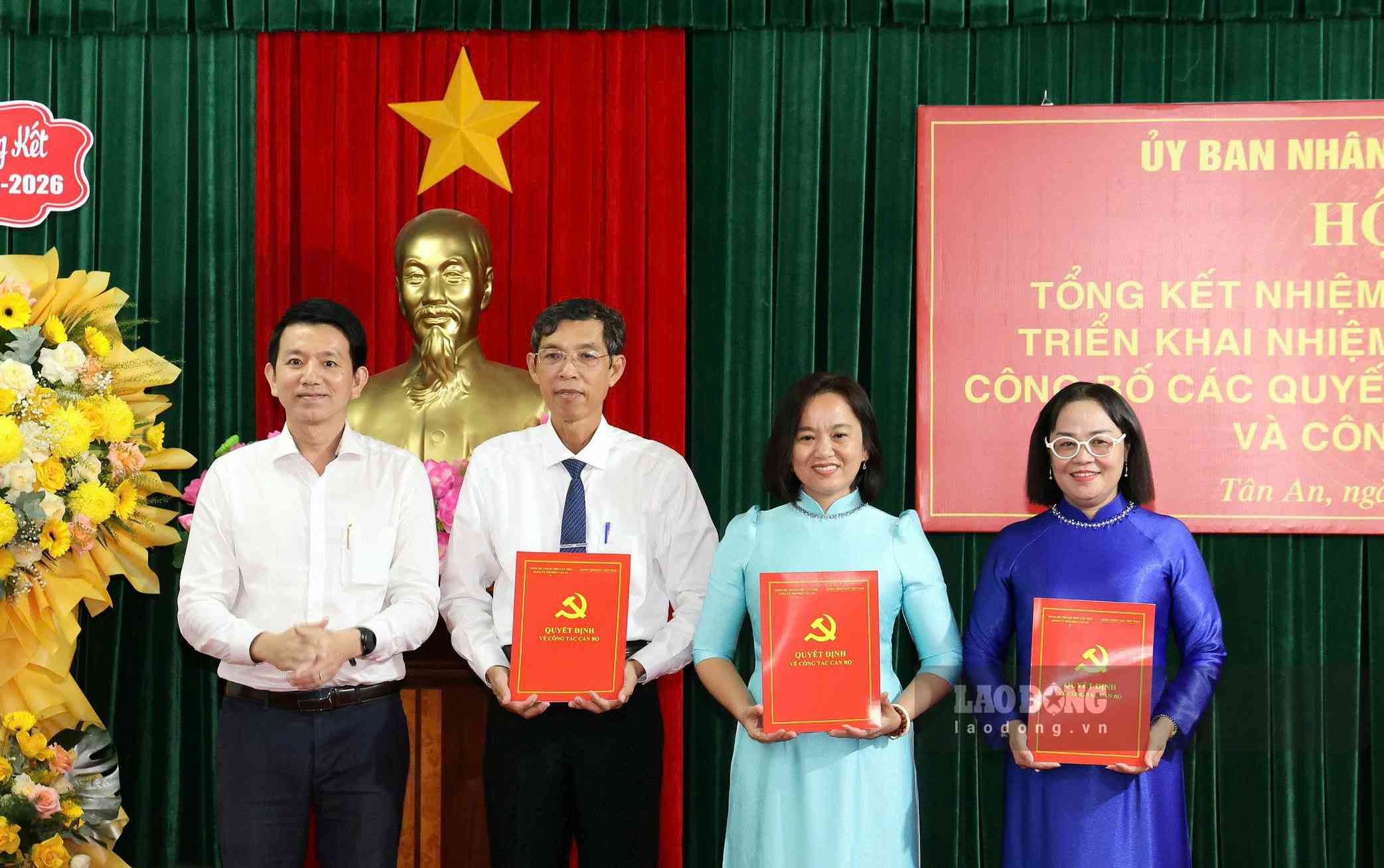 Tan An Ward announces decisions on personnel work. Photo: My Ly