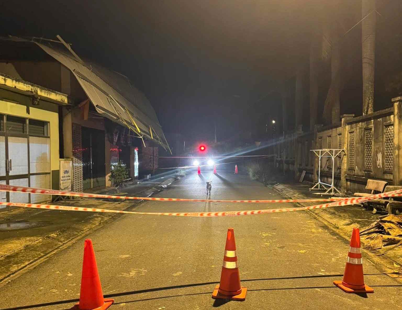Functional forces of Dau Tieng commune blockade the area where people's houses have their roofs blown off and are suspended, posing a potential danger. Photo: Military Command of Dau Tieng commune