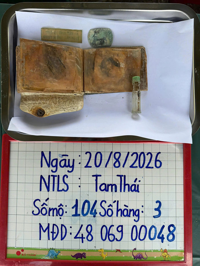 Một số di vật được an táng cùng hài cốt liệt sĩ tại phần mộ số 104, Nghĩa trang liệt sĩ Tam Thái. Ảnh: Quang Cường (Bộ CHQS TP Đà Nẵng)
