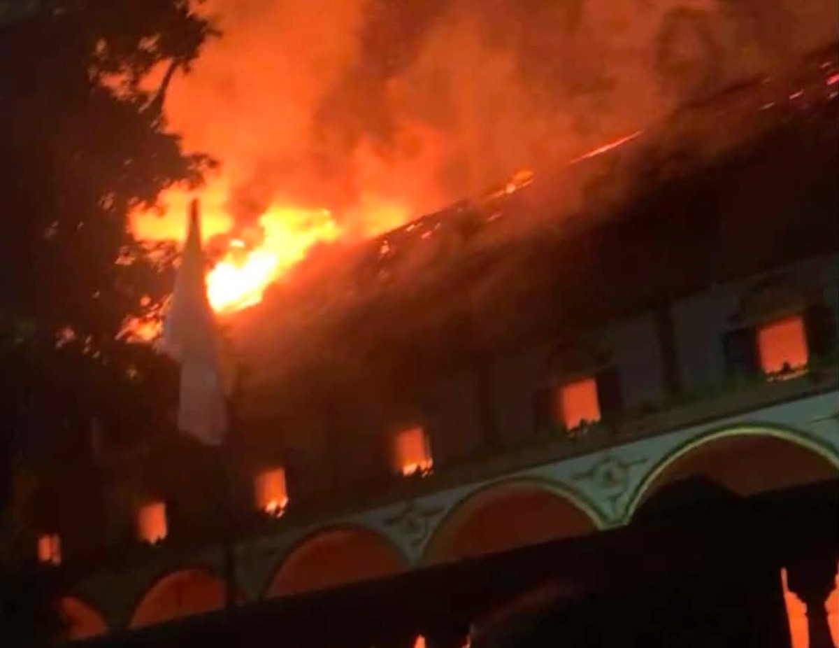 Fire at Ang Son Parish Church in Tay Hoa Lu ward, Ninh Binh province. Photo: Cut from clip provided by reader